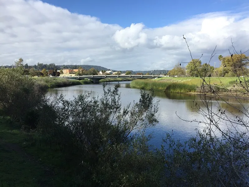 Cuando el Agua Decide Quién se Queda: La Batalla Latina por Vivienda y Clima en Santa Cruz